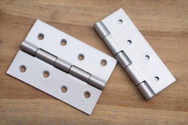 Tahta menteşeler. Konsept, araç gereç ya da araç gereç. Mobilyaları tamir et, onar ya da onar. İnşaat malzemeleri. İnşaat malzemeleri. Kapıya ya da pencereye, kabineye ya da diğerlerine kur.    