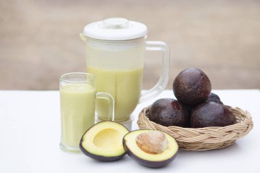 Meyveli meyve püresi. Kavram, sağlık için sağlıklı içecek. Olmak ve kilo vermek menüsü. Ev yapımı taze meyve içecekleri. Yüksek lifler, detoks. Lezzetli ve sağlık için iyi..            