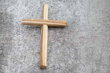 Yerde tahta haç var. Hristiyan ibadeti kavramı. İnanç, bağışlanma, inanç, aşk, umut, barış ve mutluluk. Haç, Hıristiyanlığın dini sembolü..         