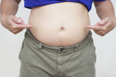 Yakından bak koca, kalın göbeğini göster. Kavram, şişman, aşırı kilolu, sağlık sorunu obezite, aşırı kilolu erkekler hastalıklara yol açabilir.                               