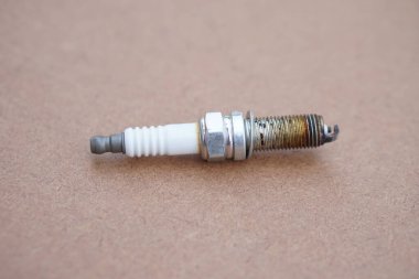 Kapalı ellerde renkli plastik çubuklar var. İçmek için tek kullanımlık teçhizat kullanabilirsiniz, ama dekorasyon için tek kullanımlık el sanatları kullanabilirsiniz. Plastik tüpleri çevre için küçült ve geri dönüştür.    