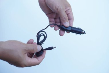 Dijital kamera akü şarj kiti için el bilgisayarı. Dijital akıllı yaşam için teknoloji aracı kavramı. Taşınabilir ve kullanışlı elektrik kablosu şarj cihazı.                  