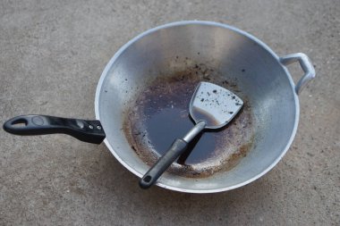 Pişmiş yağı, tavada yanmış yemek lekesi olan bir kepçeyle kapat. Kavram, sağlıksız yemek. Yiyecekleri kızartmak için kullanılan yağ tekrar kullanılmamalıdır çünkü kanserojen maddeler içerir. Sağlık hizmetleri.