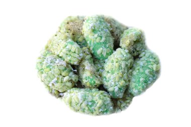 Şeker ve susamlı yumuşak mung fasulyesi krepi ya da Tayland dilinde Khanom Tua Paeb, beyaz arka planda izole. Kavram, geleneksel Tayland tatlısıdır..  