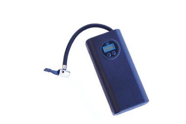 Taşınabilir hava kompresör makinesi, beyaz arka planda izole edilmiş. Kavram, havayı tekerlek veya balona şişirmek için bir cihaz. Hava pompası. Kullanımı kolay ve kullanışlı.           