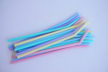 Renkli plastik, meyve suyu ve kokteyl için pipet tübü içiyor. Kavram, içki için tek kullanımlık ekipman, ama DIY için kullanılabilir. Dekorasyon için el sanatları.   