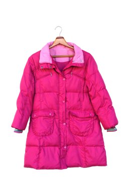 Pembe, kalın bir ceket, beyaz arka planda izole edilmiş ahşap bir askıya asılmış. Konsept, kıyafet tasarımı. Kış için şık bir kostüm..    
