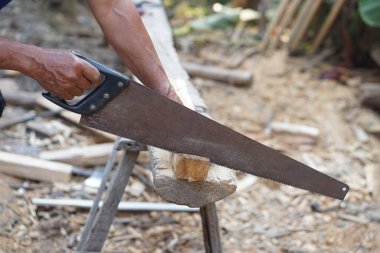 Marangoz eli testereyle odun kesiyor. Kavram, kesme aracı. Marangozluk, marangozluk ve inşaat malzemeleri. Marangozluk. odun kesmek için kullanılır. Marangoz için el testeresi.  