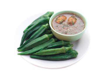 Kaynamış yeşil bamya ya da bayanın parmak meyvesi ve biber ezmesi. Sağlıklı yemek kavramı. Lezzetli bir menü ve yerel bir organdan tıbbi bitkisel nitelik alarak sağlığa iyi gelir.   