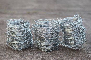 Metal dikenli tel ruloları. Konsept, inşaat aleti. Dikenli teller çit yapımında, güvenli mülkte, bölgenin sınırlarını göstermek için kullanılır.. 