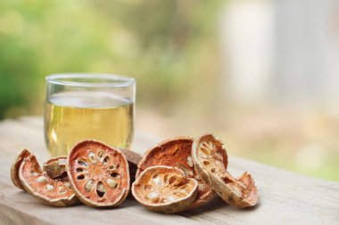  Bael meyveli bitkisel içecekler berrak bardakta. Sağlıklı içeceği, kurutulmuş baelden yapılan, suda kaynatılmış, sıcak çay ya da buzlu içecek gibi içebilen tıbbi özelliklerle kavramsallaştır..                    