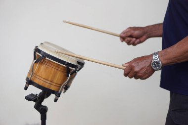 Yakından gelen adam bongo davullarını çalıyor. Konsept, müziğin ritmi için müzikal perküsyon enstrümanı performans ve dans için daha eğlenceli olur. Müzik ve şarkılar boyunca ritimle davul çal.                                    