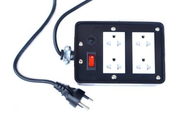 Kauçuk uzatma güç bandı ya da beyaz arka planda izole edilmiş römork prizi. Elektriğe ihtiyacı olan cihazlara bağlanmak için konsept elektrikli ekipman ya da araç. Elektriksel çevreseller                                   