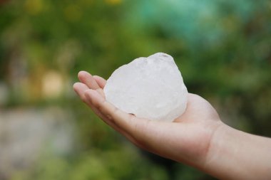  Kapalı el kristal berrak beyaz alum taşları ya da güzellik ve kaplıca tedavisi için kullanışlı potasyum alum. Koltuk altlarındaki vücut kokusunu deodorant olarak kullanıp suyu berrak hale getirmek için kullanılır.                                             