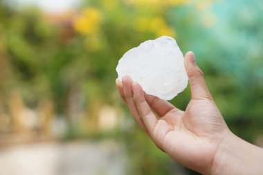  Kapalı el kristal berrak beyaz alum taşları ya da güzellik ve kaplıca tedavisi için kullanışlı potasyum alum. Koltuk altlarındaki vücut kokusunu deodorant olarak kullanıp suyu berrak hale getirmek için kullanılır.                                             