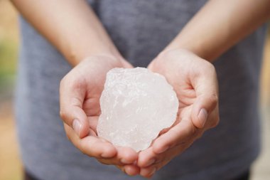   Kapalı el kristal berrak beyaz alum taşları ya da güzellik ve kaplıca tedavisi için kullanışlı potasyum alum. Koltuk altlarındaki vücut kokusunu deodorant olarak kullanıp suyu berrak hale getirmek için kullanılır.                                               