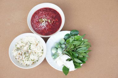 Beyaz tabak geleneksel yerel yemek, çiğ domuz eti baharatlı salata, Tayland bitkisi malzemeleri ve kanla karıştırılmış, bir tabak sebze. Kavram, garip yemekler. Tayland 'ın kuzeyinde geleneksel yerel yiyecekler.                                  