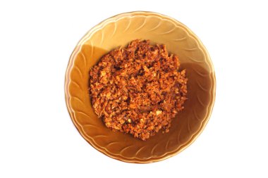  Kahverengi bir kasede beyaz arka planda izole edilmiş Galangal acı biber ezmesi. Konsept, geleneksel Asya yemeği, baharatlı ve aromalı, otantik sos, sos ya da yemek malzemesi kadar mükemmel.                               