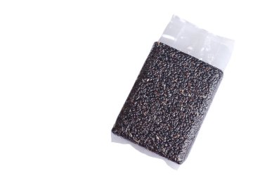Beyaz arka planda izole edilmiş, kapalı vakum torbasında 1kg siyah riceberry paketi. Konsept, çevre dostu organik tahıl, besin açısından zengin, ihracat, sağlık piyasaları ve dünya çapında bilinçli tüketiciler için..                               