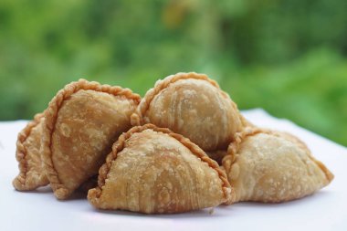Ev yapımı altın sarısı körili börek ya da Tayland usulü karipap. Konsept, geleneksel atıştırmalık. Baharatlı hamur işleriyle dolu, çay saatleri ya da şenlikli toplantılar için mükemmel bir tatlı..                                  