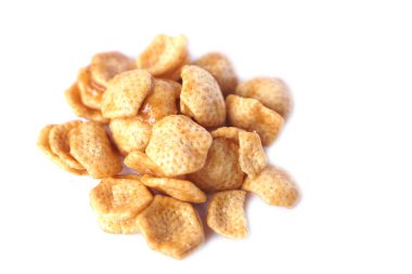 Temiz beyaz arka planda, çıtır çıtır karamel kaplı atıştırmalıklar. Eğlenceli atıştırma anları, partiler ya da film geceleri için mükemmel. Çıtır çıtır, tatlı ve her yaş için karşı konulmaz bir ziyafet.                               