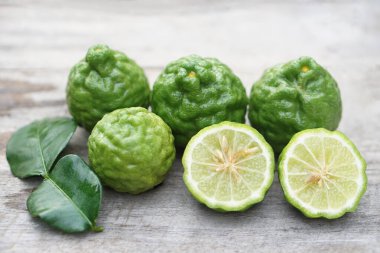 Taze kaffir limon meyvesi. Aromatik Tayland otları ekşi tatlar, doğal şampuanlar ve ev yapımı temizleyiciler için kullanılır. Citrusy kokusu ve geleneksel tıbbi özellikleriyle bilinir..                                  