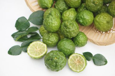 Taze kaffir limon meyvesi. Aromatik Tayland otları ekşi tatlar, doğal şampuanlar ve ev yapımı temizleyiciler için kullanılır. Citrusy kokusu ve geleneksel tıbbi özellikleriyle bilinir..                                  