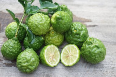 Taze kaffir limon meyvesi. Aromatik Tayland otları ekşi tatlar, doğal şampuanlar ve ev yapımı temizleyiciler için kullanılır. Citrusy kokusu ve geleneksel tıbbi özellikleriyle bilinir..                                  
