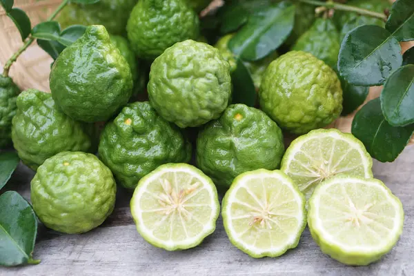 Taze kaffir limon meyvesi. Aromatik Tayland otları ekşi tatlar, doğal şampuanlar ve ev yapımı temizleyiciler için kullanılır. Citrusy kokusu ve geleneksel tıbbi özellikleriyle bilinir..                                  