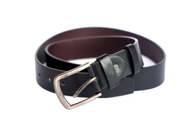 Beyaz arka planda metalik tokalı şık siyah deri bir erkek kemerinin yakın çekimi. Resmi ve gündelik giysiler için moda aksesuarı, stil, dayanıklılık sembolü ve erkek gardırobu.                                 