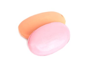 İki renkli oval sabun, pembe ve turuncu, beyaz arka planda izole edilmiş. Hijyen, cilt bakımı, vücut bakımı, güzellik ürünleri, banyo malzemeleri ve sağlıklı yaşam için günlük temizlik kavramı..                                   