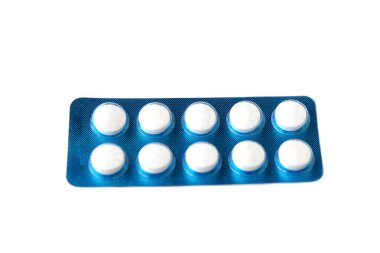 Beyaz arka planda izole edilmiş beyaz yuvarlak tablet paketleri. Hastalığın önlenmesi ve tedavisi için tıbbi tedavi, ilaç reçetesi ve sağlık ürünleri kavramı.