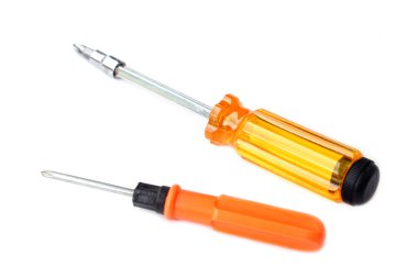 Beyaz arka planda iki tornavida izole edilmiş, biri şeffaf sarı saplı, diğeri turuncu saplı, onarım, bakım, inşaat ve DIY projeleri için gerekli araçlar..                               