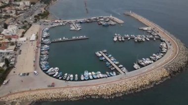 Kıbrıs Rum Limanı 'nın havadan görünüşü, Akdeniz' in ön tarafındaki taş evler ve şehir binaları, güneşli ve açık bir günde insansız hava aracı tarafından vuruldu.