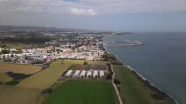 Deniz İskelesi 'nin havadan görünüşü, Akdeniz' in ön planındaki taş evler ve şehir binaları güneşli ve açık bir günde insansız hava aracı tarafından çekiliyor.