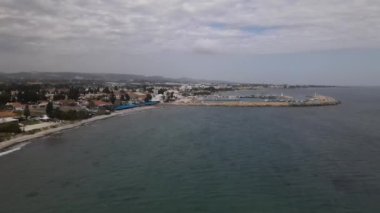 Kıbrıs Rum Limanı 'nın havadan görünüşü, Akdeniz' in ön tarafındaki taş evler ve şehir binaları, güneşli ve açık bir günde insansız hava aracı tarafından vuruldu.