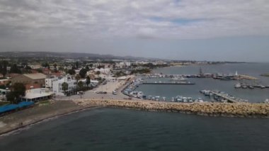 Kıbrıs Rum Limanı 'nın havadan görünüşü, Akdeniz' in ön tarafındaki taş evler ve şehir binaları, güneşli ve açık bir günde insansız hava aracı tarafından vuruldu.