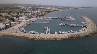 Kıbrıs Rum Limanı 'nın havadan görünüşü, Akdeniz' in ön tarafındaki taş evler ve şehir binaları, güneşli ve açık bir günde insansız hava aracı tarafından vuruldu.