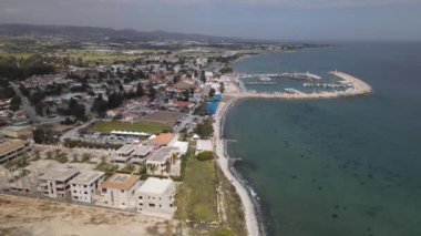 Akdeniz 'in ön tarafındaki taştan evler ve şehir binaları güneşli ve güneşli bir günde insansız hava aracı tarafından vuruldu.