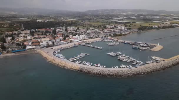 Luchtfoto Van Cyprus Marina Stenen Huizen Stadsgebouwen Voorgrond Van Middellandse — Stockvideo