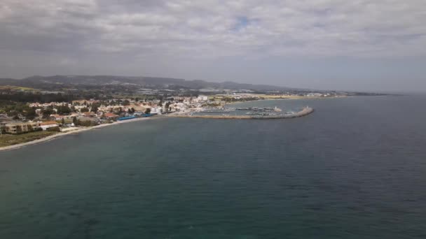 Flygfoto Över Cypern Stenhus Och Stadsbyggnader Förgrunden Medelhavet Skjuten Med — Stockvideo