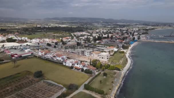 드론에 촬영된 바다의 전경에 키프로스 건물들을 공중에서 내려다본 — 비디오