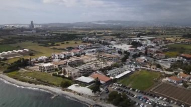 Akdeniz 'in ön tarafındaki taştan evler ve şehir binaları güneşli ve güneşli bir günde insansız hava aracı tarafından vuruldu.