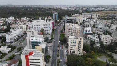 LEFKOŞE, CYPRUS YAZI SITYOverview Lefkoşe 'ye girişin bölünmüş Kıbrıs adasının güney kesimindeki dağlara bakan manzarası.