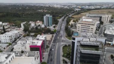 LEFKOŞE, CYPRUS YAZI SITYOverview Lefkoşe 'ye girişin bölünmüş Kıbrıs adasının güney kesimindeki dağlara bakan manzarası.