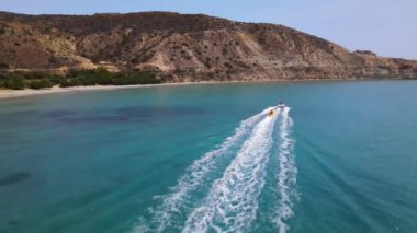 Denizde yaz kayağı. Yoldan geçen bir tekneden dalgalar.