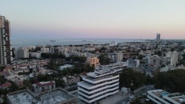 Şehrin akşam manzarası. Akdeniz 'in havadan görünüşü. Sıcak gün batımı.
