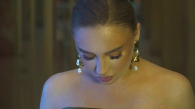 Moda makyajlı, kendine güvenen güzel ve zeki bir kızın portresi. Şehir merkezinin önünde gece poz veren çekici bir model. # Dışarıda duran muhteşem kadın, kapat gözlerini #.