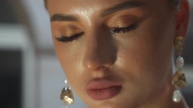 Moda makyajlı, kendine güvenen güzel ve zeki bir kızın portresi. Şehir merkezinin önünde gece poz veren çekici bir model. # Dışarıda duran muhteşem kadın, kapat gözlerini #.