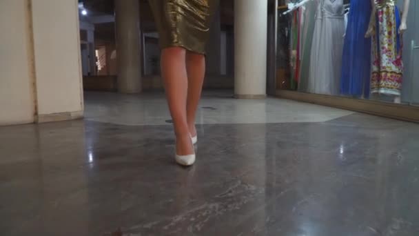 Γυναικεία Πόδια Περπατάνε Στο Μαρμάρινο Πάτωμα Ελκυστικό Κομψό Μοντέλο Ποζάρουν — Αρχείο Βίντεο
